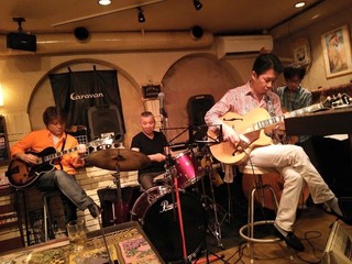 キャラバン2ギターペリさん.jpg